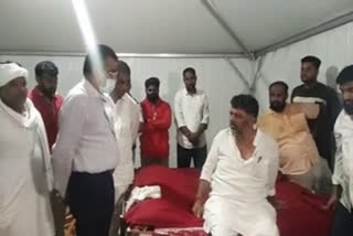 dk Shivakumar refuses to undergo covid test  dk shivakumar covid swab test  karnataka congress chief refuses covid test  mekedatu padayatra dk shivakumar  dk shivakumar argue with health officers  ഡികെ ശിവകുമാര്‍ കൊവിഡ് പരിശോധന  മേക്കേദാട്ട് പദയാത്ര ഡികെ ശിവകുമാര്‍  കര്‍ണാടക കോണ്‍ഗ്രസ് നേതാവ് കൊവിഡ് സാമ്പിള്‍ നല്‍കിയില്ല  ഡികെ ശിവകുമാര്‍ ആരോഗ്യപ്രവര്‍ത്തകർ തർക്കം