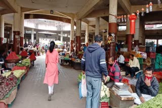 less crowd in pune vegetable market