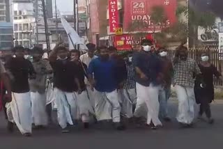 sfi Protest March in kottayam  എസ്.എഫ്.ഐ പ്രവർത്തകന്‍റെ കൊലപാതകത്തില്‍ പ്രതിഷേധ മാര്‍ച്ച്  SFI Member murder in idukki  കോട്ടയത്ത് എസ്‌.എഫ്‌.ഐയുടെ പ്രതിഷേധ മാര്‍ച്ച്  ഇടുക്കിയില്‍ എസ്‌.എഫ്‌.ഐ പ്രവര്‍ത്തകനെ കുത്തിക്കൊന്ന സംഭവം  Kottayam todays news  കോട്ടയം ഇന്നത്തെ വാര്‍ത്ത