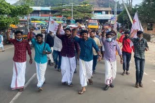 Dheeraj murder  SFI activists destroyed KSU flagpole in pathanamthitta  SFI KSU clash  ധീരജ് കൊലപാതകം  എസ്എഫ്ഐ പ്രവർത്തകർ കെഎസ്‌യുവിന്‍റെ കൊടിമരം നശിപ്പിച്ചു  എസ്എഫ്ഐ കെഎസ്‌യു സംഘർഷം