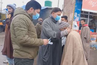 Free Mask Distribution in Tral: ترال پولیس کی جانب سے ماسک تقسیم کیے گئے