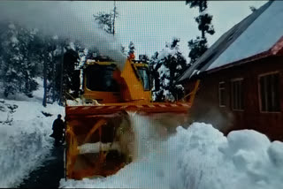 ڈی سی بڈگام  نے چاڈورہ علاقوں میں برف صاف کرنے کا جائزہ لیا