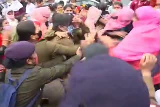 police family protesters misbehaving with female police officer in Raipur