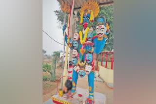 severed head found in telangana temple  head found at foot of idol  nalgonda man head found  തെലങ്കാന യുവാവിന്‍റെ ശിരസ് അറുത്ത നിലയില്‍  മഹാകാളി വിഗ്രഹം ശിരസ്  നാല്‍ഗോണ്ട ക്ഷേത്രം നരബലി