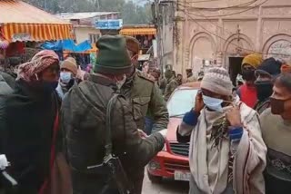 Free Mask Distribution in Poonch: پونچھ  کے صدر بازار میں پولیس نے ماسک تقسیم کیا