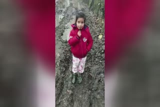 Viral video of Cute child reporter highlights bad state of Kashmir roads  child reporter Viral video highlights bad state of Kashmir roads  തരംഗമായി കശ്മീർ കുട്ടി റിപ്പോർട്ടർ  കശ്മീർ റോഡുകളുടെ മോശം അവസ്ഥ ഉയർത്തിക്കാട്ടി കുട്ടി റിപ്പോർട്ടർ  കുട്ടി റിപ്പോർട്ടർ വൈറൽ വീഡിയോ  child reporter Viral video  ആറുവയസുകാരി പെൺകുട്ടി റിപ്പോർട്ടിങ്