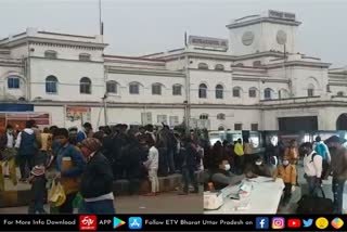 Gorakhpur latest news  etv bharat up news  गोरखपुर रेलवे स्टेशन  Gorakhpur Railway Station  कोरोना जांच में हीलाहवाली  रेल यात्रियों की कोरोना जांच में हीलाहवाली  कोरोना महामारी गोरखपुर  यात्रियों के सापेक्ष सैकड़ों में सिमट जांच  कोविड-19 जांच काउंटर  टिकट काउंटरों पर धक्का-मुक्की  बैग सेनेटाइजर काउंटर  रेलवे स्टेशन पर जांच केंद्रों की अनुपलब्धता