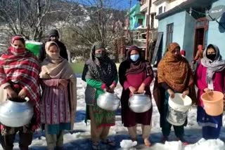 Protest Against PHE: راجوری کے درہال علاقے میں پینے کے پانی کی شدید قلت