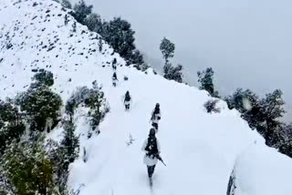 Indian Army patrolling  Loc under heavy snowfall  മഞ്ഞുവീഴ്‌ചയിലും പട്രോളിംഗ്  ശൈത്യത്തെ അവഗണിച്ച് ഇന്ത്യൻ സൈന്യം  latest viral videos