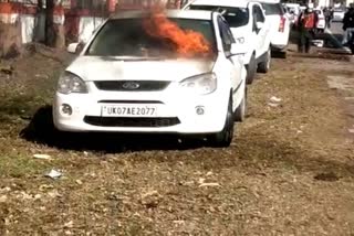 fire-breaks-out-in-a-car-parked-outside-rishikesh-aiims