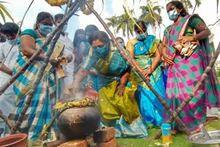 முதலமைச்சர் ரங்கசாமி வழங்கிய பொங்கல் பானையை பெற்றுக் கொண்ட துணைநிலை ஆளுநர் தமிழிசை சௌந்தரராஜன்