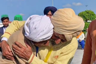 Kartarpur Corridor meet  Brothers meet at Kartarpur Corridor  Emotional scenes Kartarpur Corridor  Brothers meet after 74 years  വർഷങ്ങള്‍ക്ക് ശേഷം കണ്ടുമുട്ടി സഹോദരങ്ങള്‍  വിഭജന കാലത്ത് വേർപിരിഞ്ഞു  കർത്താപൂരിൽ സ്നേഹ സംഗമം  ദേശീയ വാർത്തകള്‍