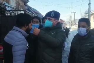 شوپیان میں پولیس نے ماسک تقسیم کیے