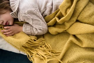 सोते समय ऊनी कपड़े पहनने से बचे लोग, Why is sleeping with sweaters under a quilt a bad idea, winter health care tips, can i wear socks to sleep, can i sleep with a sweater, tips for a healthy winter