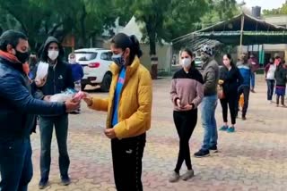 vasant-kunj-councilor-made-youth-aware-giving-juice-and-masks