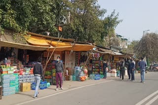 Police closed the shop of fruit vendors in Pushp Vihar