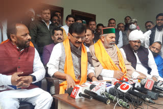 sanjay-raut-meets-rakesh-tikait-in-muzaffarnagar