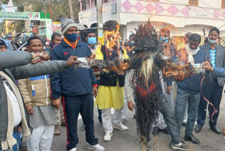 लेखक दया प्रकाश सिन्हा का फूंका पुतला