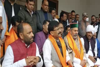 Shiv Sena leader Sanjay Rawat meets Rakesh Tikayat