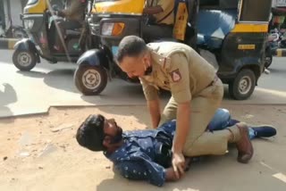 mangaluru cop nabs mobile thief  police nab mobile thief in filmy style in karnataka  police chase thief in mangaluru  മംഗളൂരു പൊലീസ് മോഷ്‌ടാക്കളെ പിടികൂടി  മോഷ്‌ടാക്കളെ പിന്തുടര്‍ന്ന് പിടികൂടി പൊലീസ്  മൊബൈല്‍ തട്ടിപ്പറിച്ചോടിയ മോഷ്‌ടാക്കളെ പിടികൂടി