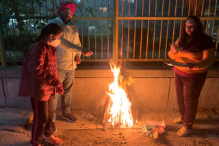 लोहड़ी जलाते लोग