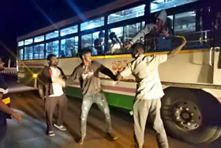 drunken youth giving trouble on road at rajanna sircilla