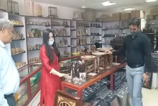 Roopa Maudgill visits Mangalore Cauvery Emporium Shop