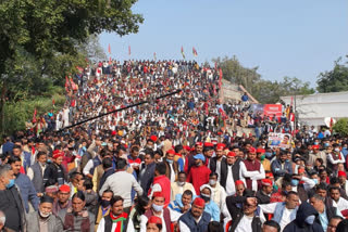 crowd at SP office Lucknow