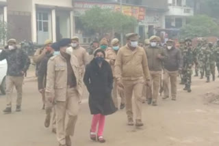 फ्लैग मार्च करती पुलिस.