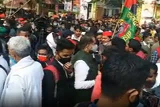 Crowd gathers in front of Samajwadi Party office in Lucknow in violation of restrictions imposed by EC