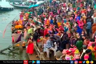 Varanasi latest news  etv bharat up news  संक्रांति के पुण्य काल  गंगा में डुबकी लगाने वालों की उमड़ी  आस्था का अद्भुत नजारा  काशी के घाटों पर दिखा आस्था  Crowds gathered in Kashi  to take a dip in the Ganges  the holy period of Sankranti  मकर संक्रांति के पर्व की धूम  तीर्थ पुरोहित अजय तिवारी  मकर संक्रांति आज