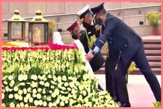 armed-forces-chiefs-pay-tribute-at-national-war-memorial-in-delhi-on-army-day