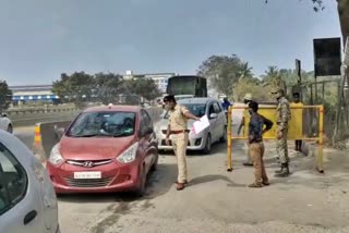 Vehicles seized by Bengaluru police, Vehicles seized by Bengaluru police in Weekend curfew,  Bengaluru police news, ವೀಕ್​ ಎಂಡ್​ ಕರ್ಫ್ಯೂ ಹಿನ್ನೆಲೆ ವಾಹನಗಳನ್ನು ವಶಕ್ಕೆ ಪಡೆದ ಪೊಲೀಸರು, ವಾಹನಗಳನ್ನು ವಶಕ್ಕೆ ಪಡೆದ ಬೆಂಗಳೂರು ಪೊಲೀಸರು, ಬೆಂಗಳೂರು ಪೊಲೀಸ್​ ಸುದ್ದಿ,