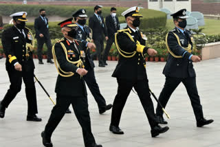 Armed Forces chiefs pay tribute at National War Memorial in Delhi,National War Memorial on January 15,  PM Narendra Modi extended their greetings on Army day,ಕಮಾಂಡ್‌ಗಳ ಪ್ರಧಾನ ಕಚೇರಿಗಳಲ್ಲಿ ಸೇನಾ ದಿನಾಚರಣೆ,ಭಾರತೀಯ ಸೇನಾ ದಿನಾಚರಣೆ.ರಾಷ್ಟ್ರೀಯ ಯುದ್ಧ ಸ್ಮಾರಕದಲ್ಲಿ ಭಾರತೀಯ ಸಶಸ್ತ್ರ ಪಡೆಗಳ ಮುಖ್ಯಸ್ಥರ ಗೌರವ