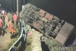 Bus carrying Sabarimala pilgrims overturns in Laha  mini bus accident in laha  laha accident  ശബരിമല തീർഥാടകർ സഞ്ചരിച്ച ബസ് തലകീഴായി മറിഞ്ഞു  ളാഹയിൽ ബസ് തലകീഴായി മറിഞ്ഞു