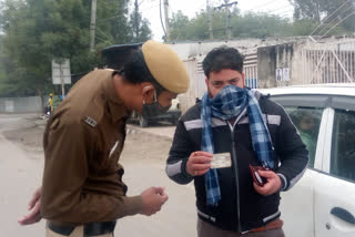 सड़क पर तैनात पुलिस के जवान