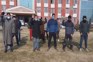 journalist-stage-protest-in-ganderbal-against-pending-payment-of-ddc-election