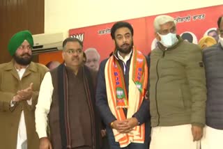 Congress MLA Harjot Kamal joins BJP  Congress MLA from Moga Harjot Kamal to bjp  Harjot Kamal join bjp in Chandigarh  punjab Assembly election  punjab congress mla to bjp  ഹർജോത് കമൽ ബിജെപിയിലേക്ക്  മോഗ എംഎൽഎ ഹർജോത് കമൽ ബിജെപിയിൽ ചേർന്നു  കോണ്‍ഗ്രസ് എംഎൽഎ ഹർജോത് കമൽ ബിജെപിയിലേക്ക്