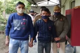 police-caught-crook-running-away-after-snatching-mobile-on-anand-vihar-bus-stand