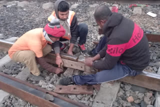 down dattapukur local halts as fishplate broken on the track near bamangachi