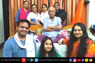 Varanasi latest news  etv bharat up news  Pandit Birju Maharaj  दिल में बसता था बनारस  पंडित बिरजू महाराज  पद्म विभूषण पंडित बिरजू महाराज  संगीत की नगरी बनारस  पहले ससुराल फिर समधियाना  कथक सम्राट बिरजू महाराज  पंडित हनुमान प्रसाद मिश्र  बिरजू महाराज जी की बेटी कविता  पंडित साजन मिश्र  लक्ष्मी देवी बिरजू महाराज की पत्नी  संकट मोचन संगीत समारोह  पदमश्री पंडित राजेश्वर आचार्य  Banaras used to reside in the heart