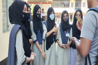 طالبات کے حجاب پہننے پر پابندی مسلمانوں کی مذہبی آزادی کی خلاف ورزی ہے