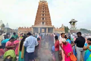 No corona rules follow at Mysore, No corona rules follow devotees in Nanjundeshwara temple, Mysore corona rules break news, ಕೊರೊನಾ ನಿಯಮ ಪಾಲಿಸದ ಮೈಸೂರು ಜನ, ನಂಜುಂಡೇಶ್ವರ ದೇವಾಲಯದಲ್ಲಿ ಮರೆಯಾದ ಕೊರೊನಾ ನಿಯಮ, ಮೈಸೂರಿನಲ್ಲಿ ಕೊರೊನಾ ರೂಲ್ಸ್​ ಬ್ರೇಕ್​ ಸುದ್ದಿ,