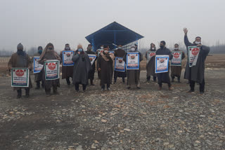 Fruit growers protest in Anantnag against Iranian apple import