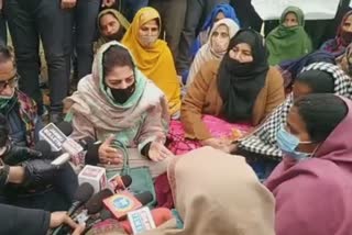 mehbooba-mufti-visits-gujjar-families-in-roop-nagar-extends-solidarity