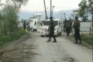 terrorists hurl grenade towards police control room in srinagar
