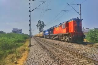 Vasco-Da-Gama Howrah Amaravati  Express derailed in Caranzol, Goa