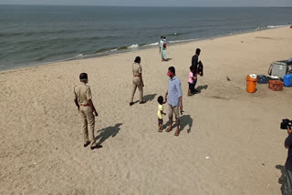 covid restrictions in Kozhikode beach  police increases surveillance in kozhikode  covid prevention in kozhikode  കോഴിക്കോട്‌ ബീച്ചില്‍ നിയന്ത്രണം  കോഴിക്കോട്ടെ കൊവിഡ്‌ പ്രതിരോധ നടപടികള്‍  കോഴിക്കോട്ടെ കൊവിഡ്‌ സാഹചര്യം