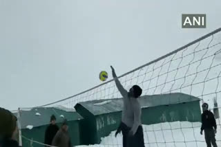 Indian police force in snow  ITBP playing volleyball  ബോളിബോള്‍ കളിച്ച് ഐടിബിപി സൈനികര്‍  മഞ്ഞില്‍ ബോളിബോള്‍ കളിച്ച് സൈനികര്‍