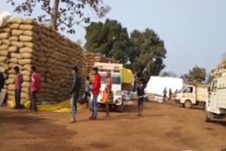 Corona rules disregarded at Bastar paddy procurement centers